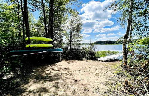Group Lake Cabin with Ping Pong Table Loaded with Kayaks in Wisconsin - Foto 3
