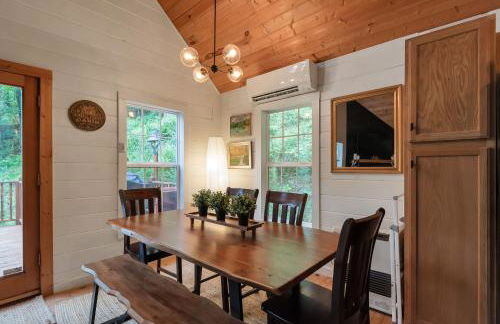 Riverfront Cabin in Crumpler-- Sleeps 6, 30 Mins to West Jefferson - Foto 12