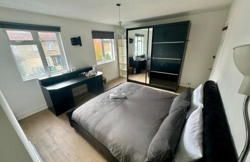 Master Bedroom in a house share thirty minutes away from Waterloo Station Shared Bathroom - Foto 1