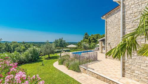 Villa Sterpazzi near Poreč with heated private pool, sea view, jacuzzi and sauna - Foto 2, Garden, sunbed, Garden view