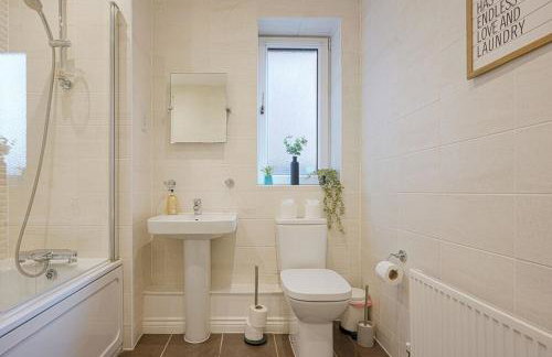 Beautiful Apartment in Central MK with Balcony, Free Parking & Smart TV with Netflix by Yoko Property - Foto 6