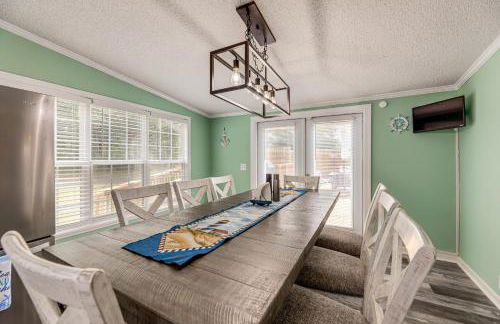 7 Mi to Beach! Sneads Ferry Family Home with Hot Tub - Foto 11