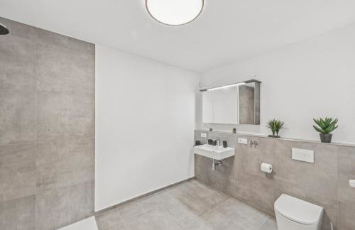 BAT Home Solutions Trierweiler - alles was ein Hotel nicht bietet - 5 Apartments 40 bis 120 qm für bis zu 29 Personen - 5-Raum-Apartment barrierefrei - 60 qm Balkon mit Blick bis Luxemburg - einzeln bis komplett buchbar - 3 Min zur A64 - Foto 49