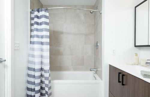 Central Serene Penthouse w King bed GYM Parking - Foto 16