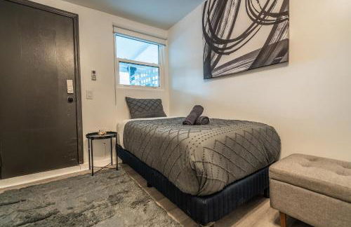 Cozy Studio w/gated parking - Photo 5