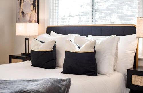 Oakwood Charm Family-Friendly 3BR Getaway - Photo 30