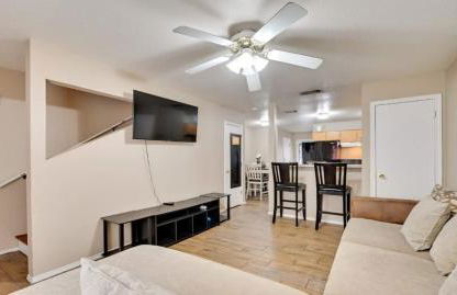 Modern 2BR Stay with Large Parking Pet Friendly - Foto 5