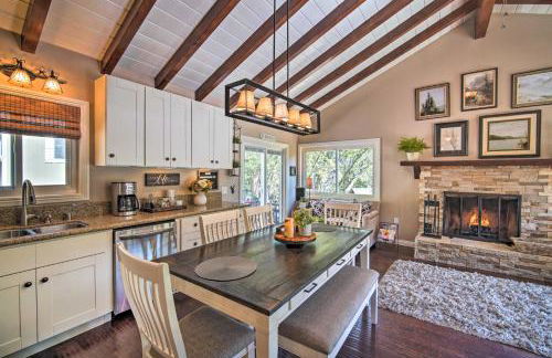 Tree-Lined Twin Peaks Cottage with Custom Stream - Foto 9