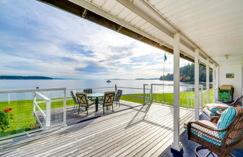 Bayfront Port Hadlock Retreat with Grill and Deck! - Foto 1