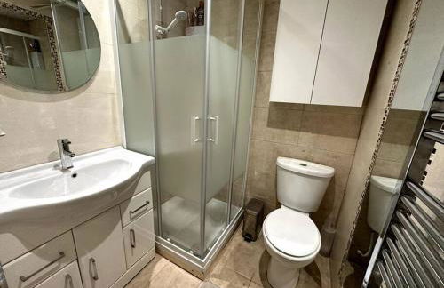 Dallas House - Easy links to LHR and London - Foto 8