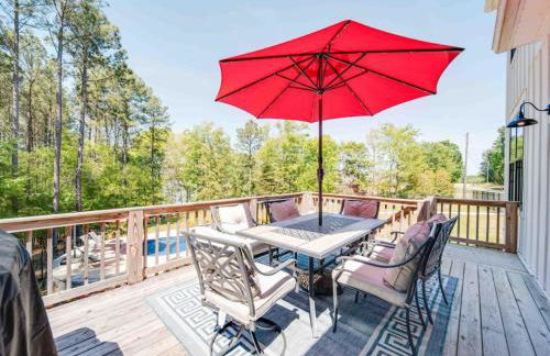 5BR Farmhouse Lake Retreat Pool Hot Tub Theater - Foto 45