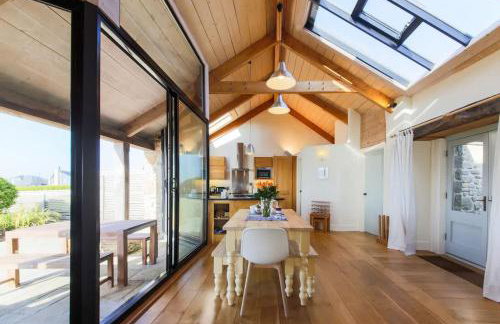 Stunning Old Carthouse with seaview - Photo 6