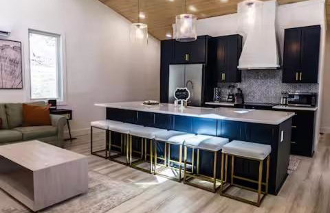 The Onyx - Walk to Falls, Hot Tub, Resort Access, Luxe Approved - Foto 6
