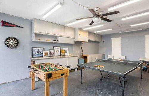 Spacious Retreat with guest house, game room, parking in N Tacoma - Foto 28