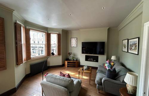 Beautiful and spacious 2 bed, 2 bath apartment bordering Fulham and Chelsea - entire apartment with private entrance - Foto 1