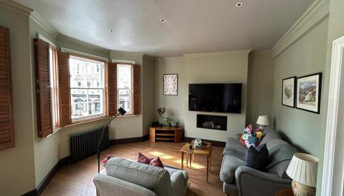 Beautiful and spacious 2 bed, 2 bath apartment bordering Fulham and Chelsea - entire apartment with private entrance - Foto 1