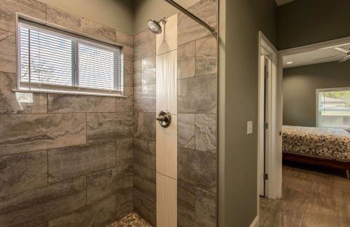 3BR House By Lake with BBQ Fire Pit & EV Charger - Foto 22