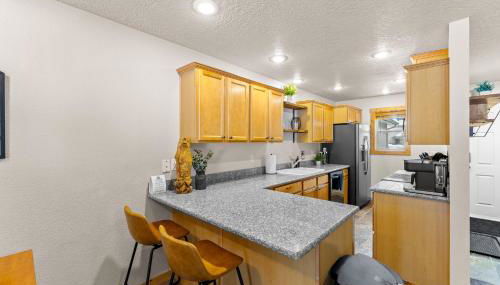 Grandmas Hideaway - walk to downtown, private hot tub, pet friendly with patio - Foto 5