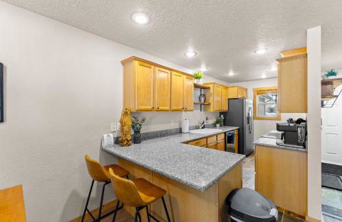 Grandmas Hideaway - walk to downtown, private hot tub, pet friendly with patio - Foto 5