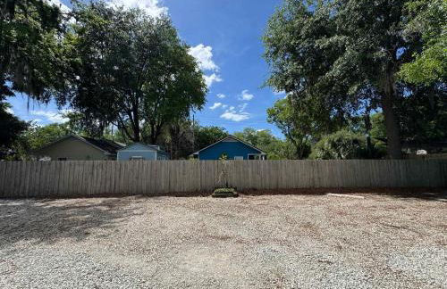 The Orange Blossom Suite Near UF Shands D-town - Photo 48