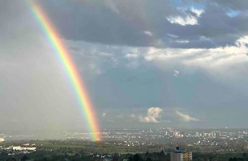 Skyline Appartement mit Pool and Netflix - Foto 34