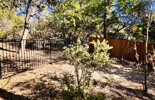 Haven at Cedar Haus Luxury 1BR Escape w Hot Tub EV Charger Gourmet Kitchen Fully Fenced Yard Dogs OK - Foto 48