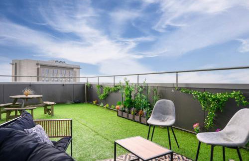 Penthouse Skyline – 2BR, Massive Terrace Retreat - Foto 7