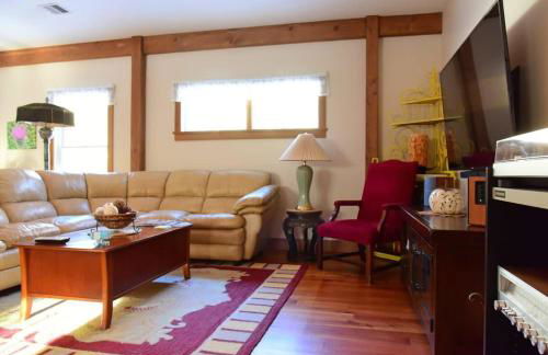 Berkshire Vacation Rentals: Peaceful Post and Beam Loft Sleeps 9 - Foto 16