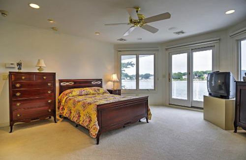 Elegant Riverfront Home with Expansive Views - Foto 10