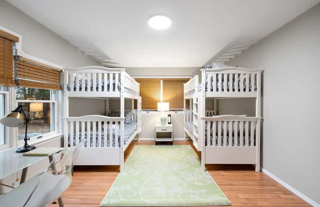 Cozy Fall Home With 4BR and Fireplace - Photo 37