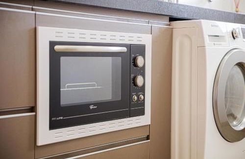 Aconchego e privacidade para sua família com 2 quartos, sala e cozinha integrados e sacada com churrasqueira - Foto 13