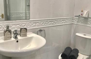 Farmhouse Retreat with Hot Tub, Pool, Horses, Games Room, Free Car Park, Only 45 min from Oxford Circus - Foto 63