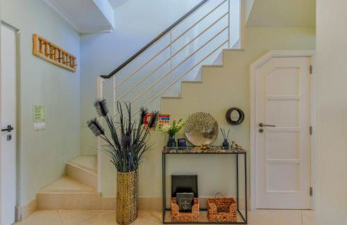 5 star Luxury Palmview apartment with large terrace and communal pool - Foto 33