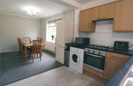 Free Parking, Ideal for long term contractor, etc stays, Fast WIFI, 3 miles 7 mins drive to Nissan, 15 mins to Sunderland Newcastle, Regular Housekeeping Options - Dwellcome Home Ltd 3 DOUBLE Bedroom House Boldon - see our site for assurance - Foto 6