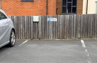 Luxury 2bed Sleeps 4 Flat Nr White Rose w Free Parking, Desks and Fast WiFi - Foto 3