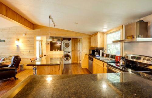 Brookings Home with Deck, half Mi to Harris Beach! - Foto 7