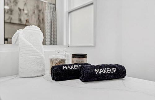 Stylish And Roomy Full House Dtwn - Photo 3