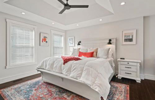 Upscale Azure by Saratoga Stays - Photo 4