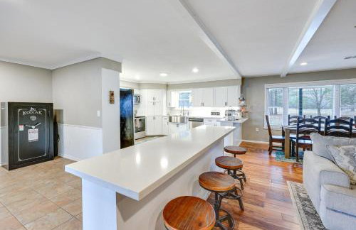 Deck and Views Spacious Lake House Escape - Foto 11