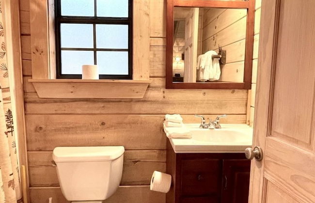 Perfectly private! Hot tub, king sized bed, grill, washer/dryer, and motorcycle friendly! Studio Cabin by RedAwning - Foto 9