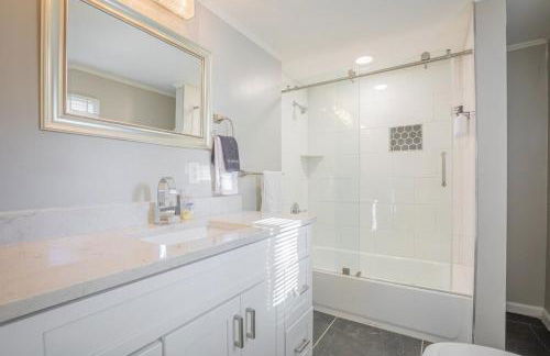 Classic City Apartment w Firepit - Photo 14