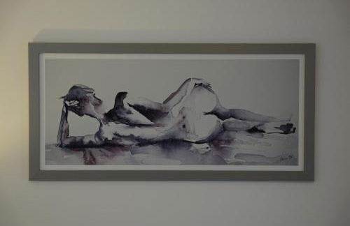 Stunning pied-a-terre moments from the water. - Photo 13