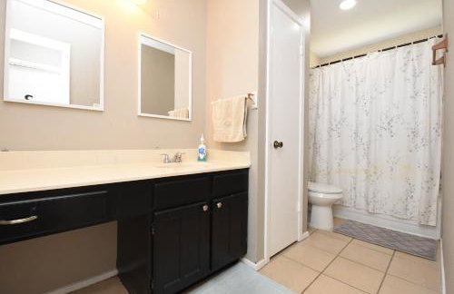 10 Minutes from IAH and Mall, Newly Rehabbed - Foto 26