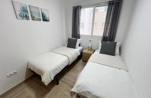 Modern apartment with a big pool and free parking - Photo 8