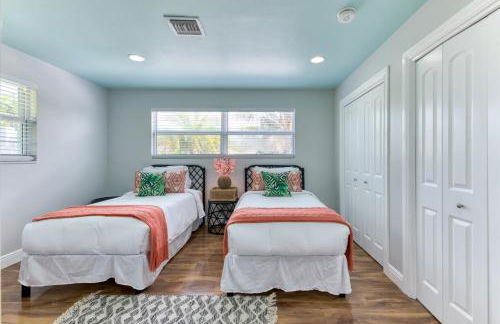 Tropical Villa Pool Home w/ Tiki Bar! Sleeps 9! - Foto 16