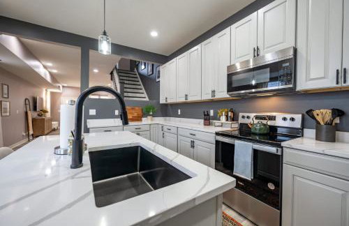 Modern & Stylish - Mins to Downtown - Family Friendly - Photo 9