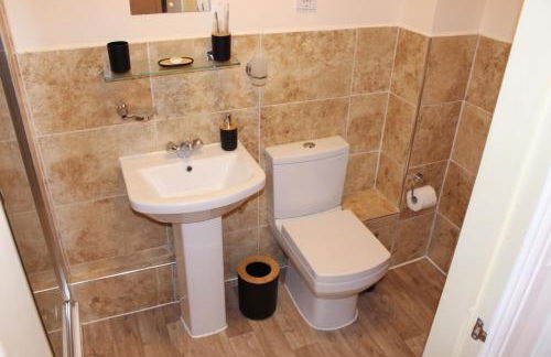 RestWorkPlayShortStays apartment, free parking and wifi, perfect for contractors, near to i54 park and city centre - Foto 11
