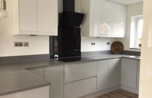 Luxurious 3 bedroom house now with FULL FIBRE INTERNET Shangri la in village of Alfrick with driveway parking for 3 cars in an area of outstanding natural beauty, superb walking,close to Worcester, Malvern showground, theatre, Malvern hills, dogs welcome - Photo 7