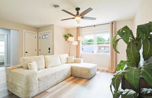 Luxury 4BR Retreat 10 Mins to Downtown & Lake - Photo 32