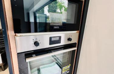 Luxury 5BR Stay With City Access - Photo 28